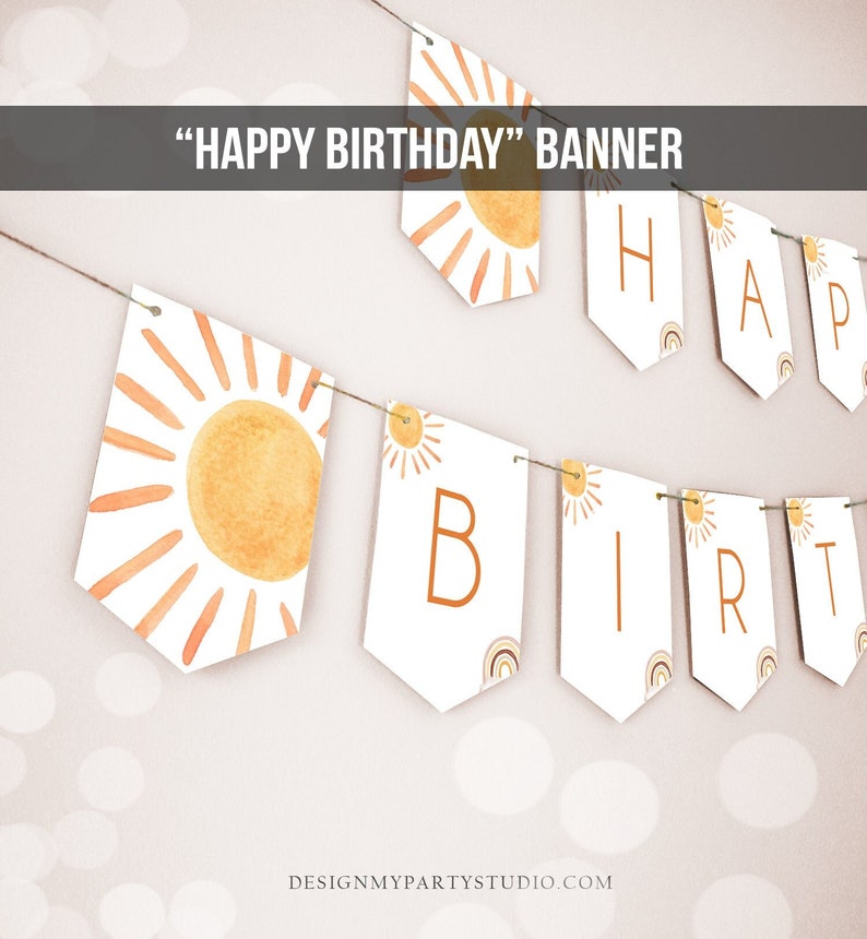 K&ouml;nnte beinhalten: Ein wei&szlig;es Banner mit den Worten "HAPPY BIRTHDAY" in brauner Schrift. Das Banner ist mit orangefarbenen und gelben Sonnenillustrationen und Regenbogenakzenten verziert.