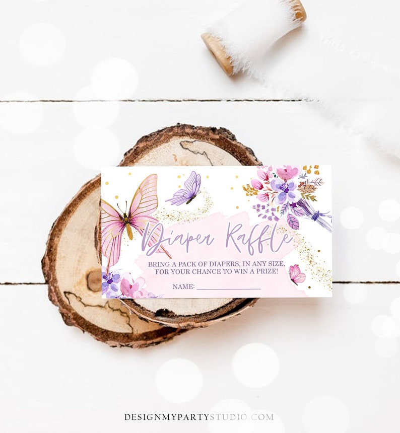 Op de afbeelding: Paarse en roze bloemige luiers loterij ticket met vlinders en gouden glitter. Breng een pak luiers in elke maat mee voor je kans om een prijs te winnen! Naam: