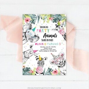 Puede incluir: Una invitaci&oacute;n de fiesta colorida con un tema de jungla. La invitaci&oacute;n presenta una variedad de animales, incluyendo un elefante, una jirafa, una cebra y un le&oacute;n. El texto en la invitaci&oacute;n dice: "Calling all Party Animals Swing on Over! Olivia is turning 3. Saturday, June 22, 2:00 PM Ashley's House 123 Party Lane, Texas 4567 RSVP to Ashley at 123.456.789"