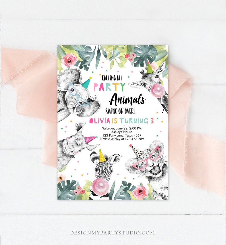 Puede incluir: Una invitaci&oacute;n de fiesta colorida con un tema de jungla. La invitaci&oacute;n presenta una variedad de animales, incluyendo un elefante, una jirafa, una cebra y un le&oacute;n. El texto en la invitaci&oacute;n dice: "Calling all Party Animals Swing on Over! Olivia is turning 3. Saturday, June 22, 2:00 PM Ashley's House 123 Party Lane, Texas 4567 RSVP to Ashley at 123.456.789"