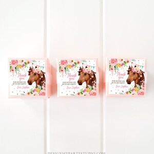 Puede incluir: Tres cajas de regalo rosas con dise&ntilde;os florales y una ilustraci&oacute;n de un caballo. Cada caja tiene una nota de agradecimiento que dice "Gracias por venir a mi fiesta! Con cari&ntilde;o, Sophia."