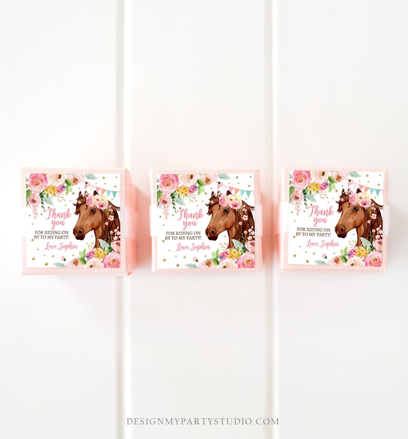 Puede incluir: Tres cajas de regalo rosas con dise&ntilde;os florales y una ilustraci&oacute;n de un caballo. Cada caja tiene una nota de agradecimiento que dice "Gracias por venir a mi fiesta! Con cari&ntilde;o, Sophia."