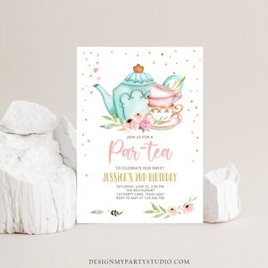 Op de afbeelding: Een lichtblauwe theepot met een gouden kroon op de deksel en een roze bloemenontwerp. De theepot is omringd door drie roze en witte theekopjes en schoteltjes. De tekst "Join us for a Par-tea" is geschreven in roze en goud. De tekst "To celebrate our sweet Jessica's 2nd Birthday" is geschreven in goud. De uitnodiging bevat de datum, tijd, locatie en RSVP-informatie.