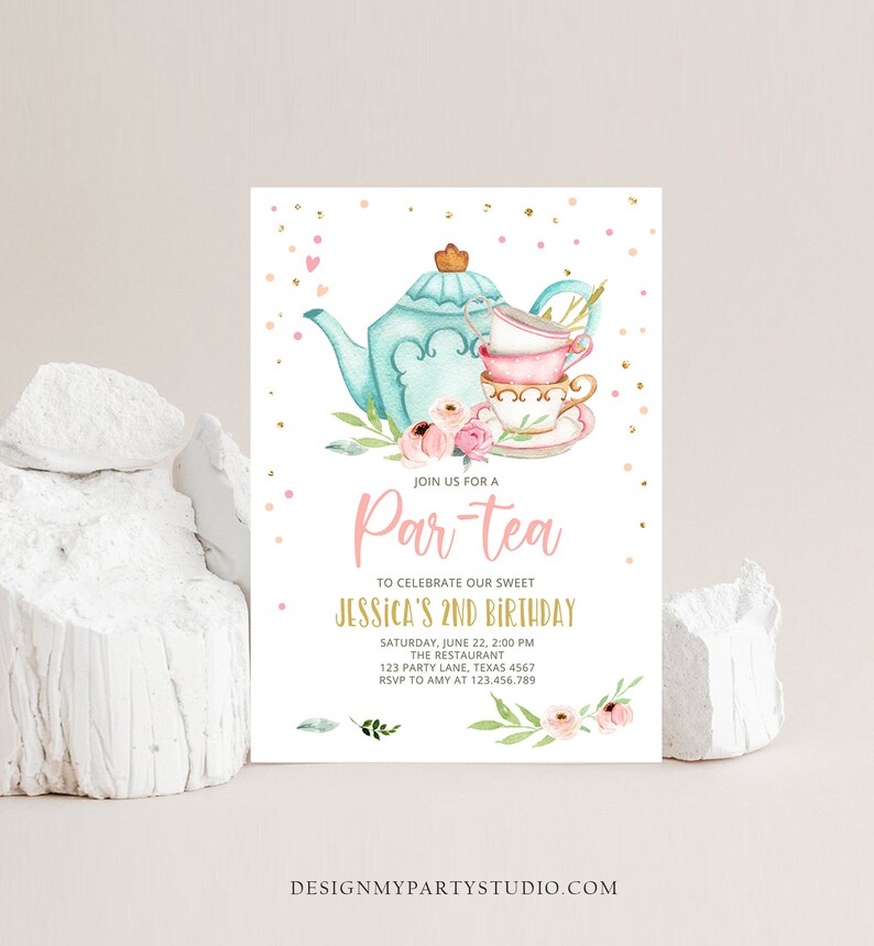 Op de afbeelding: Een lichtblauwe theepot met een gouden kroon op de deksel en een roze bloemenontwerp. De theepot is omringd door drie roze en witte theekopjes en schoteltjes. De tekst "Join us for a Par-tea" is geschreven in roze en goud. De tekst "To celebrate our sweet Jessica's 2nd Birthday" is geschreven in goud. De uitnodiging bevat de datum, tijd, locatie en RSVP-informatie.