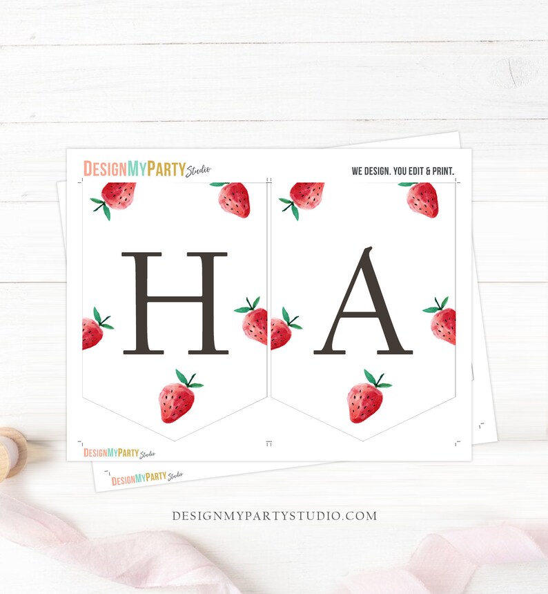 Peut inclure: Banni&egrave;re imprimable avec les lettres "HA" en noir, d&eacute;cor&eacute;e de fraises aquarelle rouges et vertes. La banni&egrave;re est con&ccedil;ue pour une f&ecirc;te et comprend le texte "DESIGNMYPARTY Studio" et "DESIGNMYPARTYSTUDIO.COM".