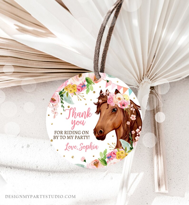 Puede incluir: Etiqueta redonda de agradecimiento con un caballo marr&oacute;n que lleva una corona de flores rosas. La etiqueta tiene un fondo blanco con flores rosas y amarillas y purpurina dorada. El texto de la etiqueta dice "Gracias por venir a mi fiesta! Con cari&ntilde;o, Sophia".