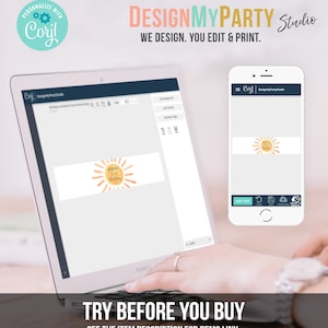 Puede incluir: Una pantalla de computadora port&aacute;til que muestra un sitio web con un dise&ntilde;o de banner que presenta un sol amarillo con el texto "Bienvenido a mi 1er cumplea&ntilde;os". El sitio web se llama "DesignMyParty Studio" y el texto "Dise&ntilde;amos. Usted edita e imprime." se muestra debajo del nombre del sitio web.