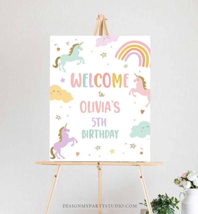 K&ouml;nnte beinhalten: Willkommen zu Olivias 5. Geburtstagsschild mit einem Regenbogen, Wolken und Einh&ouml;rnern. Das Schild ist wei&szlig; mit goldenen Glitzerakzenten.
