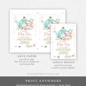 Op de afbeelding: Een printbare uitnodiging voor een tweede verjaardagsfeestje voor een kind. De uitnodiging bevat een aquarel-illustratie van een theepot en theekopjes met roze bloemen en gouden glitter. De tekst op de uitnodiging luidt: "Doe mee met een Par-tea om de tweede verjaardag van onze lieve Jessica te vieren".