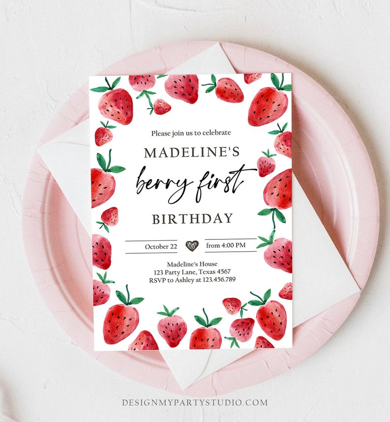 Peut inclure: Une carte d'invitation blanche avec une illustration aquarelle de fraises rouges. Le texte sur la carte indique "Veuillez vous joindre &agrave; nous pour c&eacute;l&eacute;brer le premier anniversaire de Madeline, le 22 octobre &agrave; partir de 16h00, &agrave; la maison de Madeline, 123 Party Lane, Texas 4567, RSVP &agrave; Ashley au 123.456.789".