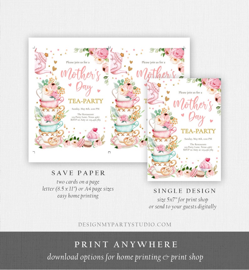K&ouml;nnte beinhalten: Einladungen zur Muttertags-Teeparty. Das Design zeigt gestapelte Teetassen mit Blumenarrangements, Makronen und dem Text "Mother's Day Tea Party". Die Einladungen sind in zwei Gr&ouml;&szlig;en erh&auml;ltlich, darunter eine Option von 12,7 x 17,8 cm.