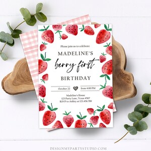 Peut inclure: Une illustration aquarelle de fraises rouges et vertes avec le texte "Please join us to celebrate Madeline's berry first birthday" et les d&eacute;tails de l'&eacute;v&eacute;nement : le 22 octobre, &agrave; partir de 16h00, Madeline's House, 123 Party Lane, Texas 4567, RSVP &agrave; Ashley au 123.456.789.