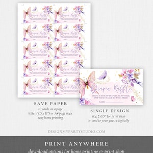 Op de afbeelding: Roze en paarse vlinderthema diaper raffle kaarten met gouden glitteraccenten. De kaarten zijn ontworpen voor een babyshower en zeggen "Diaper Raffle" met instructies om een ​​pakket luiers mee te nemen voor een kans om een ​​prijs te winnen. De kaarten zijn ontworpen om te worden afgedrukt op papier in letter- of A4-formaat.