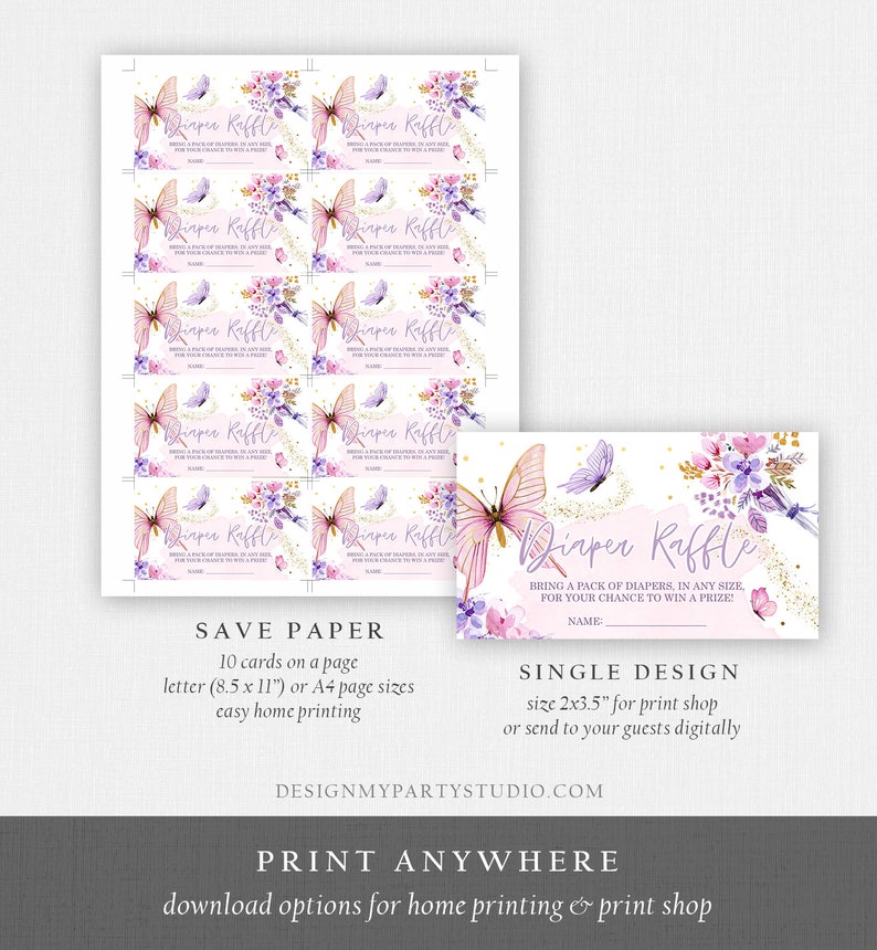 Op de afbeelding: Roze en paarse vlinderthema diaper raffle kaarten met gouden glitteraccenten. De kaarten zijn ontworpen voor een babyshower en zeggen "Diaper Raffle" met instructies om een ​​pakket luiers mee te nemen voor een kans om een ​​prijs te winnen. De kaarten zijn ontworpen om te worden afgedrukt op papier in letter- of A4-formaat.