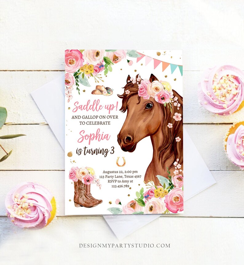 Puede incluir: Una invitaci&oacute;n de cumplea&ntilde;os rosa y blanca con un caballo marr&oacute;n que lleva una corona de flores. La invitaci&oacute;n dice "Saddle up! And gallop on over to celebrate Sophia is turning 3".