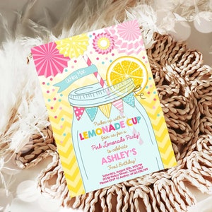Pode incluir: Um convite para uma festa de limonada rosa com uma ilustra&ccedil;&atilde;o de desenho animado de um frasco de vidro cheio de limonada. O texto diz "Pucker up with a Lemonade Cup, Join us for a Pink Lemonade Party! to celebrate Ashley's First Birthday!"