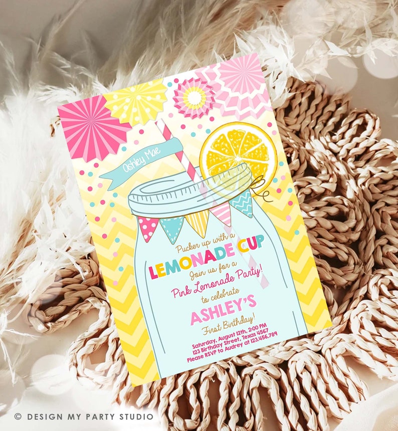 Pode incluir: Um convite para uma festa de limonada rosa com uma ilustra&ccedil;&atilde;o de desenho animado de um frasco de vidro cheio de limonada. O texto diz "Pucker up with a Lemonade Cup, Join us for a Pink Lemonade Party! to celebrate Ashley's First Birthday!"