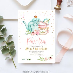 Op de afbeelding: Een roze en witte uitnodiging voor een theeparty met een aquarel-illustratie van een theepot en theekopjes. De uitnodiging luidt "Doe mee met een Par-tea om de 2e verjaardag van onze lieve Jessica te vieren".