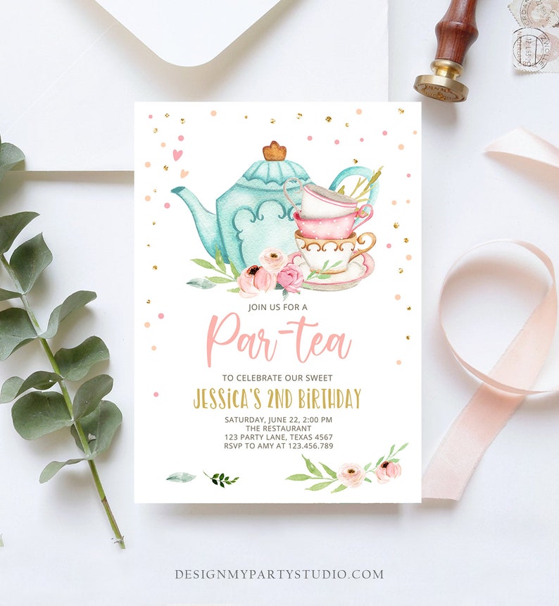 Op de afbeelding: Een roze en witte uitnodiging voor een theeparty met een aquarel-illustratie van een theepot en theekopjes. De uitnodiging luidt "Doe mee met een Par-tea om de 2e verjaardag van onze lieve Jessica te vieren".