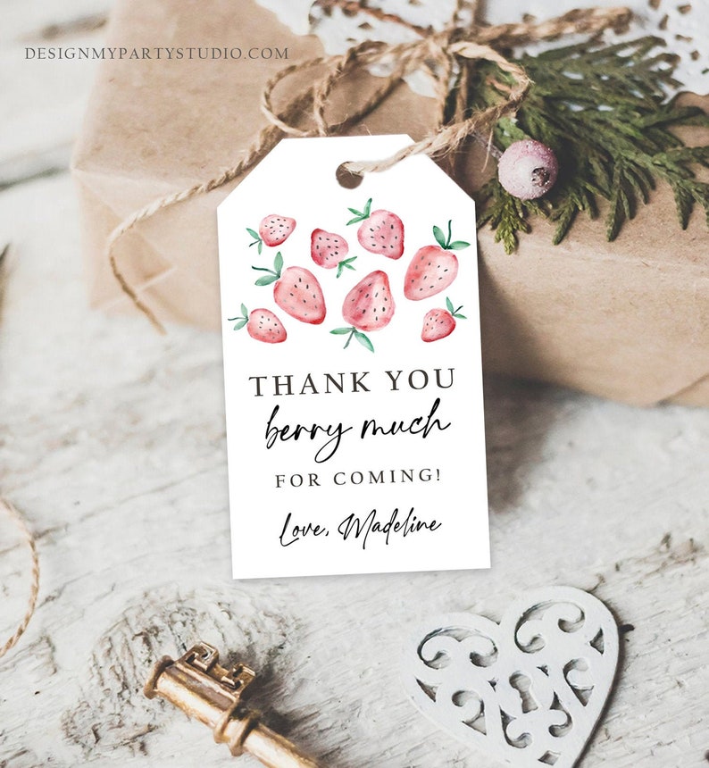 Peut inclure: Une &eacute;tiquette cadeau blanche avec des fraises &agrave; l'aquarelle et des feuilles vertes. L'&eacute;tiquette indique "THANK YOU berry much FOR COMING! Love, Madeline." L'&eacute;tiquette est attach&eacute;e &agrave; un cadeau emball&eacute; avec de la ficelle.