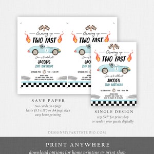 Op de afbeelding: Twee printbare uitnodigingen voor een 2e verjaardagsfeest met een raceautothema. De uitnodigingen zijn blauw en wit met een cartoon-raceauto en de tekst "Growing up Two Fast".