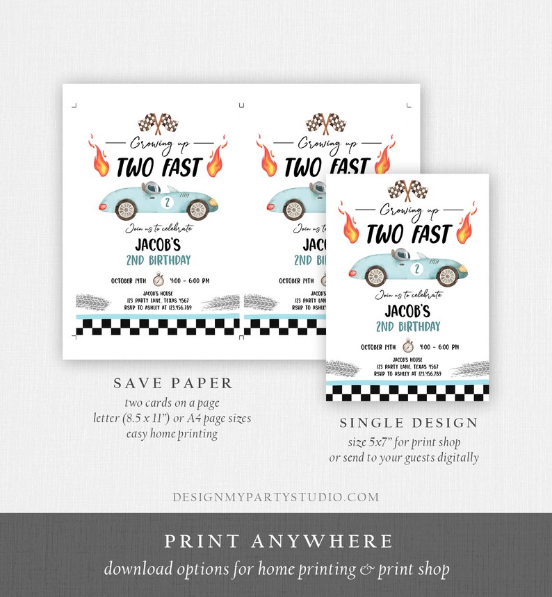 Op de afbeelding: Twee printbare uitnodigingen voor een 2e verjaardagsfeest met een raceautothema. De uitnodigingen zijn blauw en wit met een cartoon-raceauto en de tekst "Growing up Two Fast".