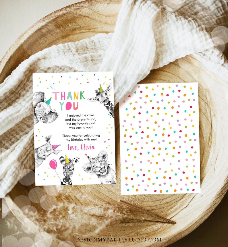 Puede incluir: Tarjeta de agradecimiento con un fondo de confeti colorido y un mensaje que dice "Gracias" con una jirafa, un elefante, una cebra y un le&oacute;n con sombreros de fiesta. El texto dice "Disfrut&eacute; el pastel y los regalos tambi&eacute;n, pero mi parte favorita fue verte! &iexcl;Gracias por celebrar mi cumplea&ntilde;os conmigo! Con amor, Olivia."