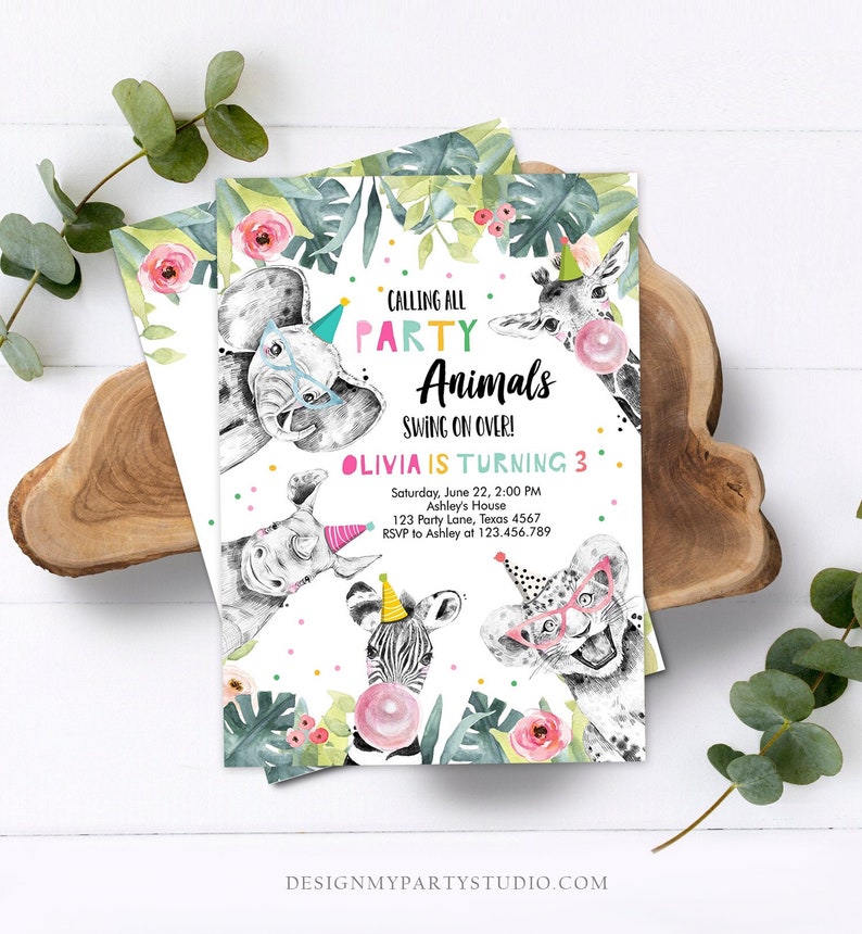 Puede incluir: Una invitaci&oacute;n de fiesta colorida con un tema de jungla. La invitaci&oacute;n presenta un elefante, una jirafa, una cebra y un le&oacute;n de dibujos animados que llevan sombreros de fiesta. El texto dice "Calling all Party Animals Swing on Over! Olivia is turning 3. Saturday, June 22, 2:00 PM Ashley's House 123 Party Lane, Texas 4567 RSVP to Ashley at 123.456.789"