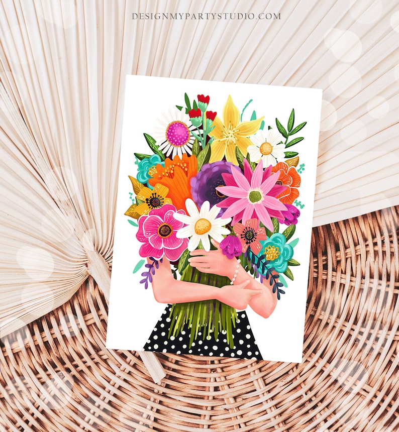 Op de afbeelding: Een kleurrijk boeket bloemen in verschillende tinten roze, paars, geel, oranje en wit, vastgehouden door een persoon die een zwart-wit gebloemde jurk draagt.