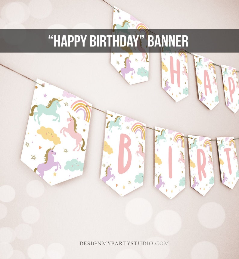 Op de afbeelding: Een unicorn-thema verjaardagsbord met roze, blauwe en gele kleuren. De banner zegt "Happy Birthday" en heeft unicorns, regenbogen en wolken.