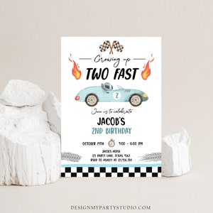 Op de afbeelding: Een blauwe en witte raceauto-verjaardagsuitnodiging met de tekst "Growing up TWO FAST" en een blauwe raceauto met nummer 2 erop. De uitnodiging is voor Jacob's 2e verjaardag. Het feest is op 17 oktober van 16:00 tot 18:00 uur bij Jacob's House, 123 Party Lane, Texas 4567. RSVP naar Ashley op 123.456.789.