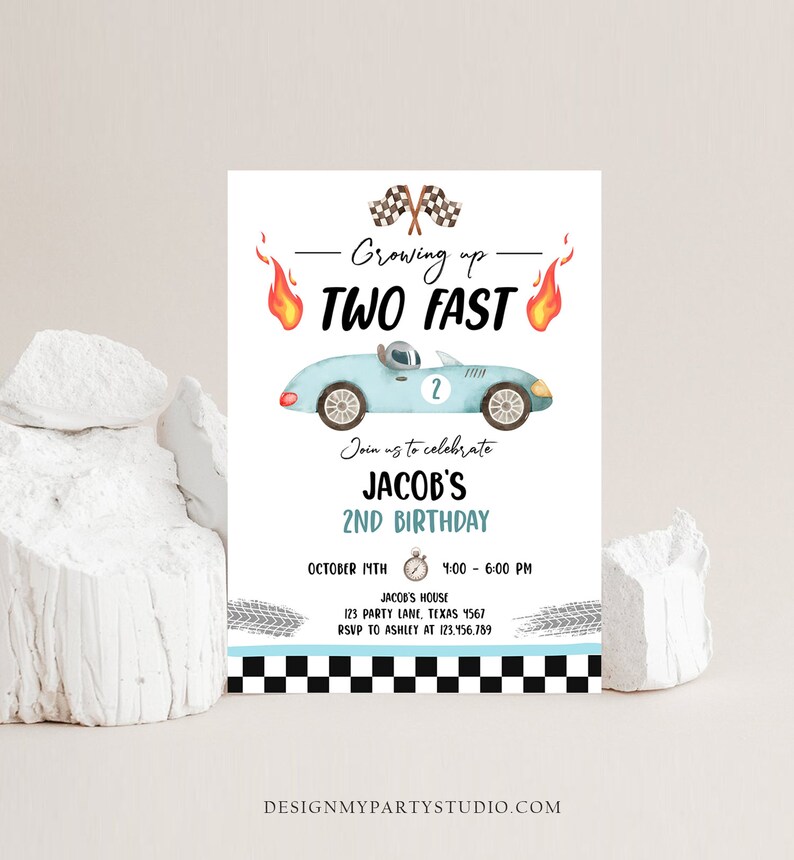 Op de afbeelding: Een blauwe en witte raceauto-verjaardagsuitnodiging met de tekst "Growing up TWO FAST" en een blauwe raceauto met nummer 2 erop. De uitnodiging is voor Jacob's 2e verjaardag. Het feest is op 17 oktober van 16:00 tot 18:00 uur bij Jacob's House, 123 Party Lane, Texas 4567. RSVP naar Ashley op 123.456.789.