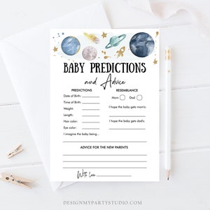 Puede incluir: Una tarjeta de juego de baby shower imprimible con tem&aacute;tica espacial. La tarjeta tiene un esquema de color azul, gris y dorado con planetas, estrellas y un cohete. Se pide a los invitados que predigan la fecha de nacimiento del beb&eacute;, la hora de nacimiento, el peso, la longitud, el color del cabello, el color de los ojos y el parecido con los padres. Tambi&eacute;n se pide consejo para los nuevos padres.