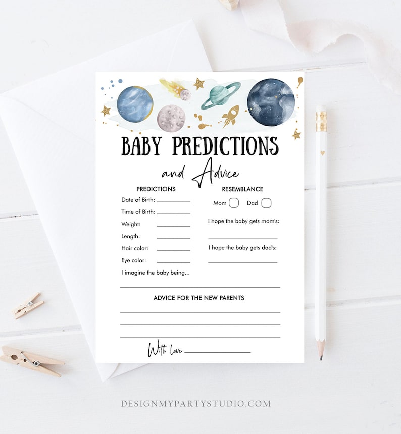 Puede incluir: Una tarjeta de juego de baby shower imprimible con tem&aacute;tica espacial. La tarjeta tiene un esquema de color azul, gris y dorado con planetas, estrellas y un cohete. Se pide a los invitados que predigan la fecha de nacimiento del beb&eacute;, la hora de nacimiento, el peso, la longitud, el color del cabello, el color de los ojos y el parecido con los padres. Tambi&eacute;n se pide consejo para los nuevos padres.