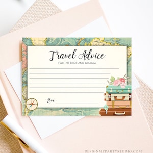 Pu&ograve; includere: Un biglietto stampabile con uno sfondo di mappa del mondo vintage e il testo "Consigli di viaggio per la sposa e lo sposo". Ci sono righe per scrivere consigli e uno spazio per una firma. Il biglietto presenta anche una pila di valigie con fiori e una bussola.