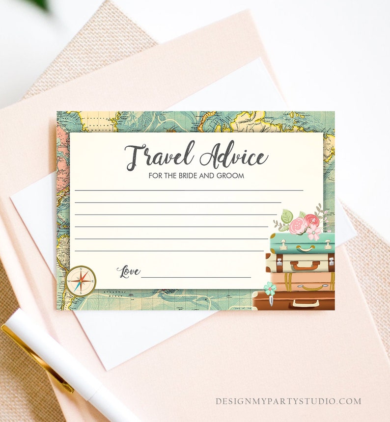 Pu&ograve; includere: Un biglietto stampabile con uno sfondo di mappa del mondo vintage e il testo "Consigli di viaggio per la sposa e lo sposo". Ci sono righe per scrivere consigli e uno spazio per una firma. Il biglietto presenta anche una pila di valigie con fiori e una bussola.