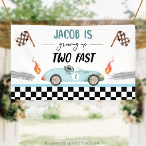 Op de afbeelding: Een blauwe en witte banner met een geruit vlagontwerp. De banner zegt "Jacob groeit te snel" met een blauwe raceauto-illustratie.