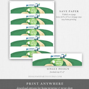 Puede incluir: Etiquetas de regalo de fiesta imprimibles con tem&aacute;tica de golf con un carrito de golf de dibujos animados y el texto "Jackson's First Birthday Par-Tee". Las etiquetas est&aacute;n dise&ntilde;adas para ajustarse alrededor de una lata de bebida est&aacute;ndar. Las etiquetas est&aacute;n impresas en un fondo blanco con acentos verdes y azules.