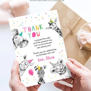 Puede incluir: Una tarjeta de agradecimiento colorida con fondo blanco y confeti. La tarjeta presenta una variedad de animales, incluyendo una jirafa, un elefante, una cebra, un rinoceronte y un le&oacute;n. El texto en la tarjeta dice "Gracias" y "&iexcl;Disfrut&eacute; el pastel y los regalos tambi&eacute;n, pero mi parte favorita fue verte! &iexcl;Gracias por celebrar mi cumplea&ntilde;os conmigo! Con cari&ntilde;o, Olivia."