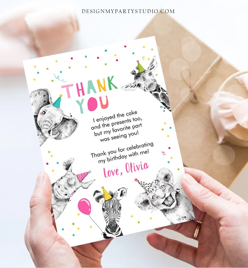 Puede incluir: Una tarjeta de agradecimiento colorida con fondo blanco y confeti. La tarjeta presenta una variedad de animales, incluyendo una jirafa, un elefante, una cebra, un rinoceronte y un le&oacute;n. El texto en la tarjeta dice "Gracias" y "&iexcl;Disfrut&eacute; el pastel y los regalos tambi&eacute;n, pero mi parte favorita fue verte! &iexcl;Gracias por celebrar mi cumplea&ntilde;os conmigo! Con cari&ntilde;o, Olivia."