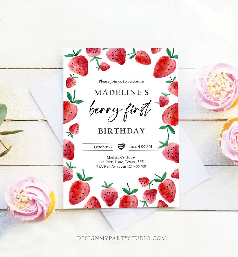 Peut inclure: Une invitation d'anniversaire rouge et blanche avec une illustration aquarelle de fraises. L'invitation indique "Veuillez vous joindre &agrave; nous pour c&eacute;l&eacute;brer le premier anniversaire de Madeline. Le 22 octobre &agrave; partir de 16h00. Chez Madeline 123 Party Lane, Texas 4567. RSVP &agrave; Ashley au 123.456.789."