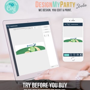 Puede incluir: Una pantalla de computadora que muestra una plantilla de dise&ntilde;o de invitaci&oacute;n de cumplea&ntilde;os con tem&aacute;tica de golf. El dise&ntilde;o presenta un campo de golf verde con una pelota de golf, un carrito de golf y el texto "First Birthday Bash". La pantalla est&aacute; en una computadora port&aacute;til con un teclado y una mano que se cierne sobre el teclado. El texto "TRY BEFORE YOU BUY" se muestra debajo de la computadora port&aacute;til.
