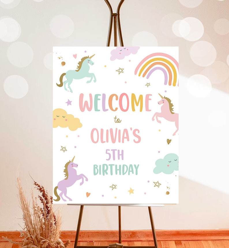 K&ouml;nnte beinhalten: Willkommen zu Olivias 5. Geburtstagsschild mit einem Regenbogen, Wolken und Einh&ouml;rnern. Das Schild ist wei&szlig; mit goldenen Glitzerakzenten.