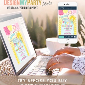 Pode incluir: Um design digital para um convite para uma festa de limonada. O convite apresenta um frasco de vidro amarelo e azul com uma fatia de lim&atilde;o no topo. O texto do convite diz "Let's get together for a Lemonade Cup! Pink Lemonade Party to celebrate Ashley's First Birthday".