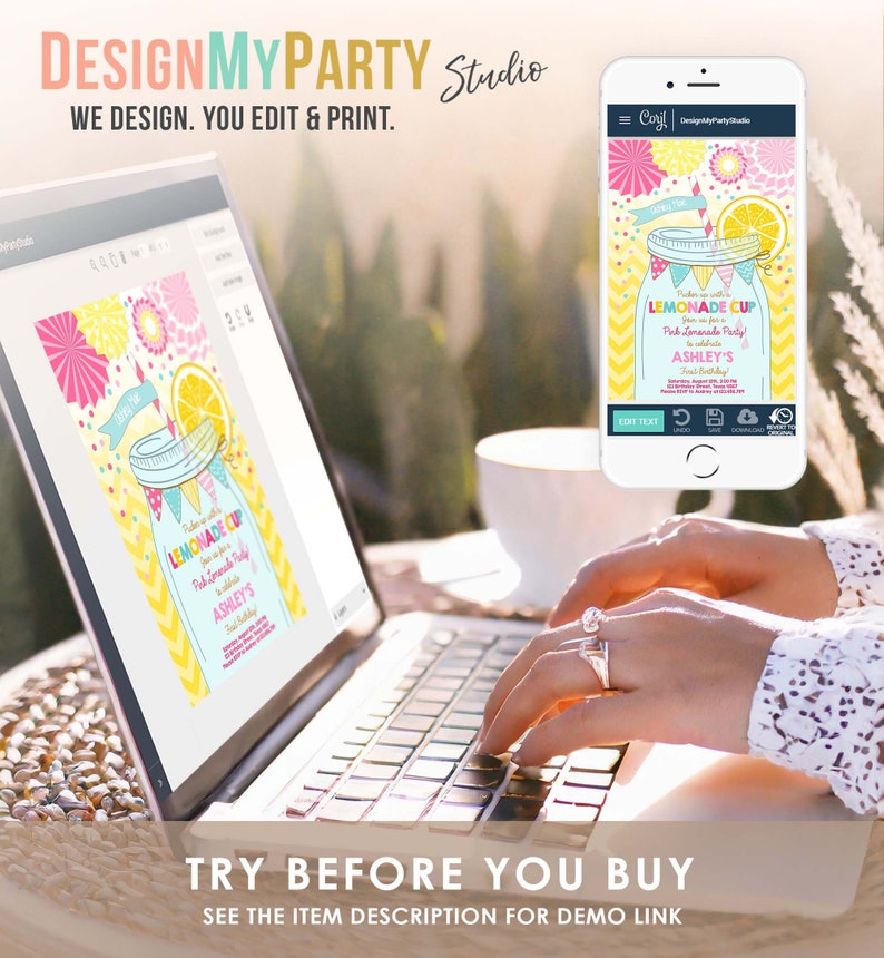 Pode incluir: Um design digital para um convite para uma festa de limonada. O convite apresenta um frasco de vidro amarelo e azul com uma fatia de lim&atilde;o no topo. O texto do convite diz "Let's get together for a Lemonade Cup! Pink Lemonade Party to celebrate Ashley's First Birthday".