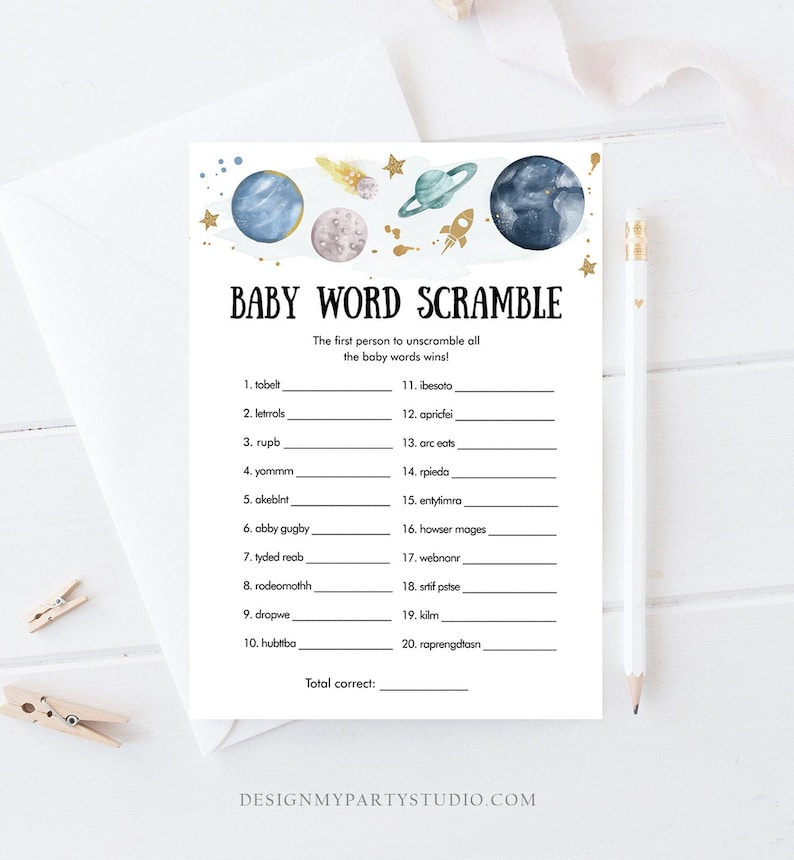 Pu&ograve; includere: Un gioco di parole scramble per bambini a tema spaziale, stampabile. Il gioco presenta uno schema di colori blu, grigio e oro con pianeti, stelle e un razzo. Le parole da decifrare sono elencate sul lato sinistro della pagina e le righe vuote per le risposte sono sul lato destro della pagina.