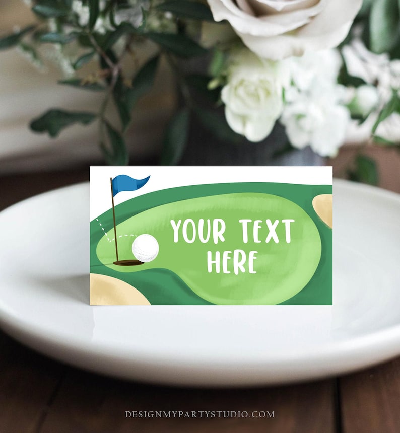 Puede incluir: Una tarjeta de lugar de golf verde y blanca con una bandera azul, una bola de golf blanca y el texto "YOUR TEXT HERE".