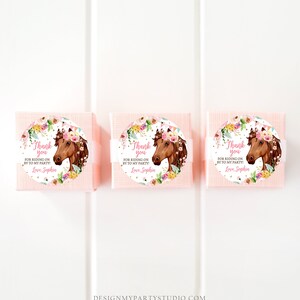 Puede incluir: Tres cajas rosas con cinta blanca y etiquetas redondas de agradecimiento. Las etiquetas muestran un caballo marr&oacute;n con una diadema floral y el texto "Gracias por venir a mi fiesta! Con cari&ntilde;o, Sophia".