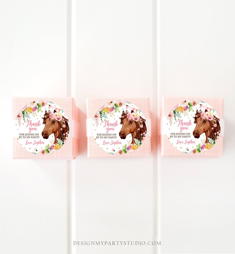 Puede incluir: Tres cajas rosas con cinta blanca y etiquetas redondas de agradecimiento. Las etiquetas muestran un caballo marr&oacute;n con una diadema floral y el texto "Gracias por venir a mi fiesta! Con cari&ntilde;o, Sophia".