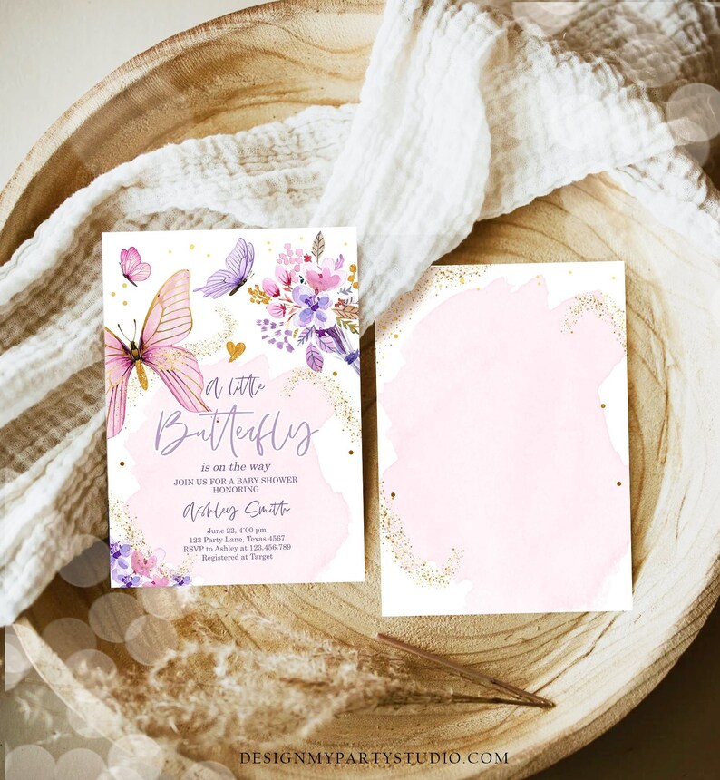 K&ouml;nnte beinhalten: Eine rosa und lila Babyparty-Einladung mit einem Aquarell-Schmetterlingsdesign. Die Einladung lautet "Ein kleiner Schmetterling ist unterwegs" und enth&auml;lt den Namen Ashley Smith, Datum und Uhrzeit der Party, den Ort und RSVP-Informationen.